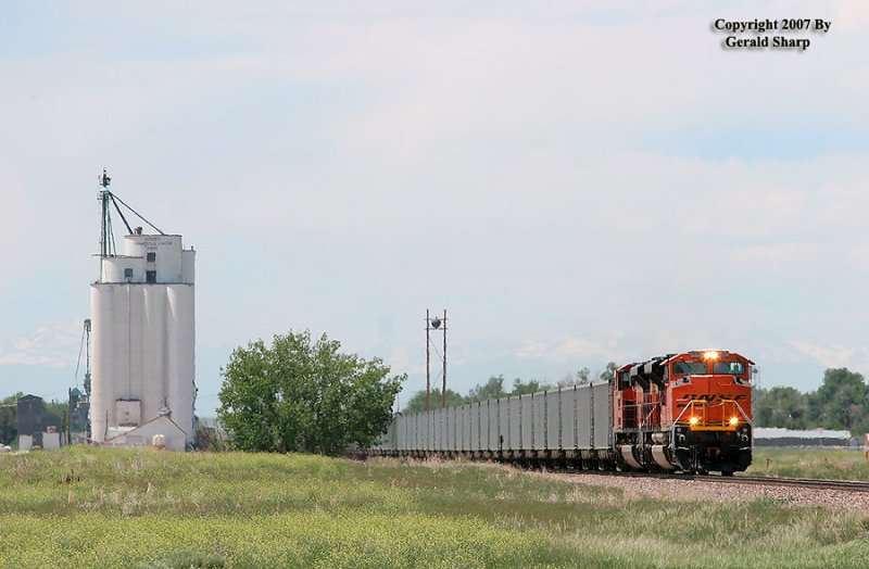 bnsf9387east_at_east_roggen.jpg