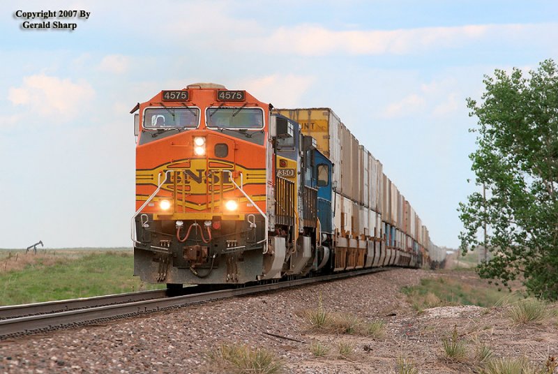 bnsf4575_west_at_east_roggen.jpg