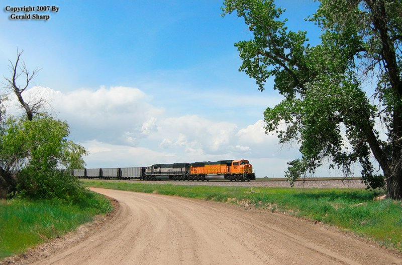 bnsf8924_east_at_east_roggen.jpg