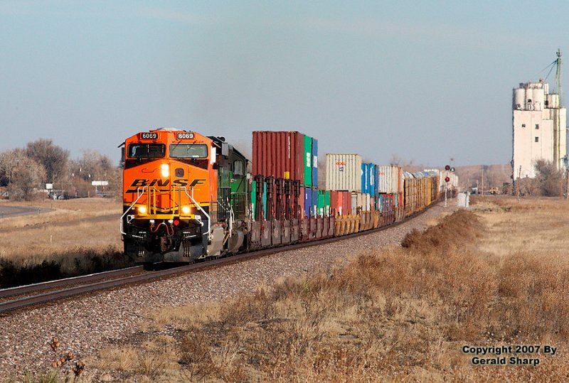 bnsf6069_west_at_roggen_c.jpg
