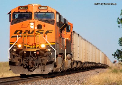 bnsf5580_west_at_roggen.jpg