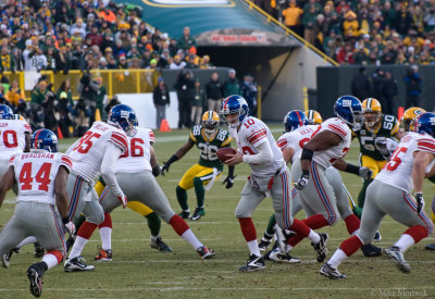 Eli Manning (10) prepares to hand the ball off to Ahmad Bradshaw (44).