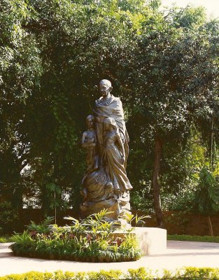 Film 9 No 14 Mahatma Gandhi statue New Delhi.jpg