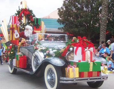 MGMXmasParadeSanta1.jpg
