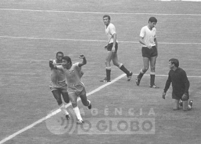 clodoaldo salva a patria empatando o jogo contra o uruguai.jpg