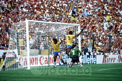 zico...brasil 1 a zero na argentina - 1982.jpg