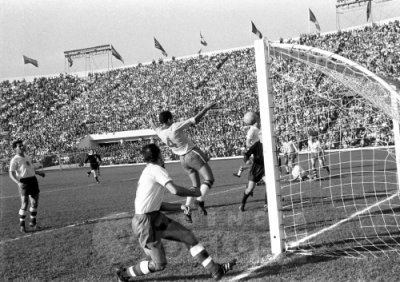 zito faz o segundo gol e vira o jogo para o brasil na final contra a tchecoslovquia em 1962.jpg