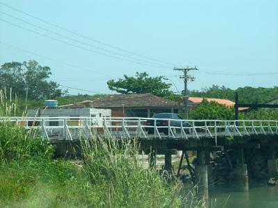 Ponte de maderia sobre o rio das ostras - 01