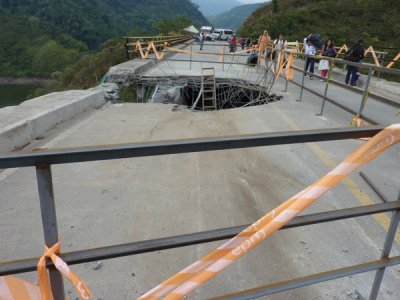 The damaged bridge nr Chestnut-capped Piha Reserve / RNA Arrierito Antioqueno
