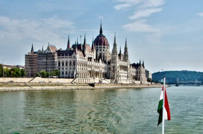 Hungary - Parliament House view form River Danube.jpg