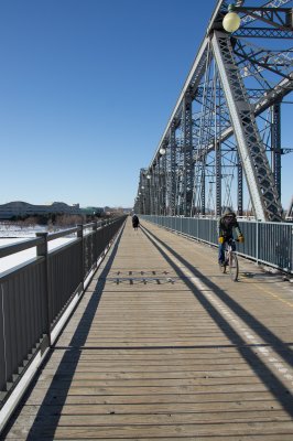 Vlo sur le pont Interprovincial / Cycling on the Interprovincial Bridge