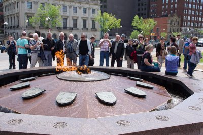 Autour du feu (colline du Parlement, Ottawa) / Around the Fire (Parliament Hill, Ottawa)