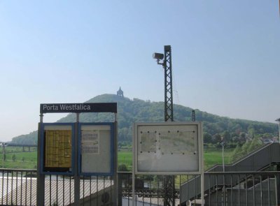 Terugblik vanaf Station Porta Westfalica naar Kaiser-Wilhelm-Denkmal