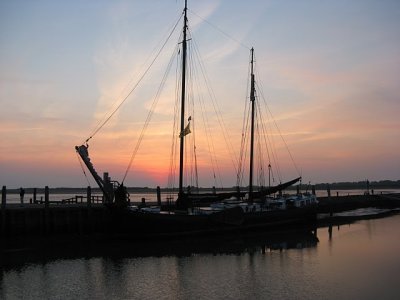De zeilklipper Noordvaarder bij zonsondergang in haven Schiermonnikoog