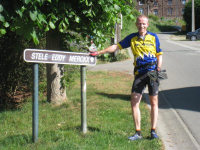 Dick bij Stockeu met standbeeld Eddy Merckx