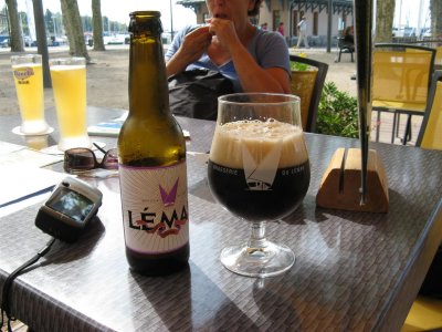 Toepasselijk biertje aan Lac Léman