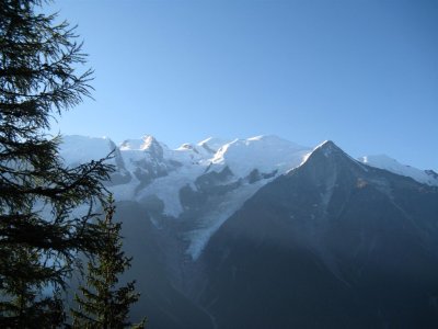 Mont Blanc Massief, v.l.n.r. Mont Blanc du Tacul, Mont Maudit, Mont Blanc, Dôme du Goûter, Aig. du Goûter en Aig. du Bionnassay