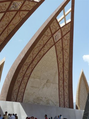 Detail Pakistan Monument Islamabad, met portret Muhammad Ali Jinnah stichter Pakistan