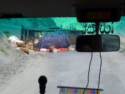 Vrachtwagen gekanteld op weg naar Skardu
