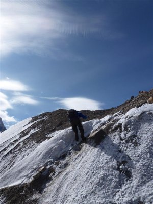 Richting basiskamp Broad Peak, abseilen via telefoondraden, Baltoro gletscher en Godwin Austen gletscher onmoeten elkaar hier