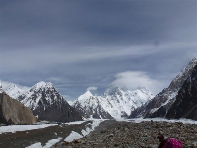 Richting basiskamp Broad Peak, achtergrond Angel Peak en K2