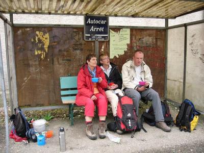 traditionele pauze in bushokje want het regent