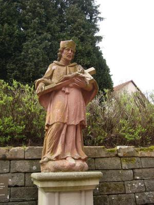 beeld bij kerk Saint-Quirin