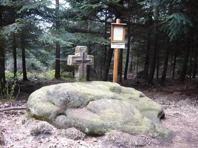 kruis bij rotsblok Pierre Saint-Quirin