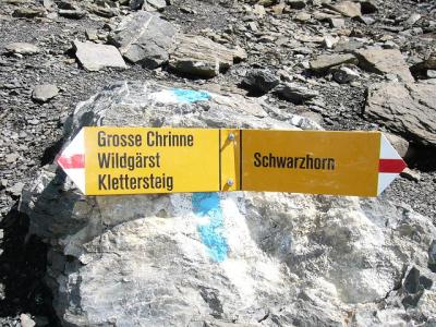keuze: Links via de klettersteig of rechts de normaal weg naar de Schwarzhorn