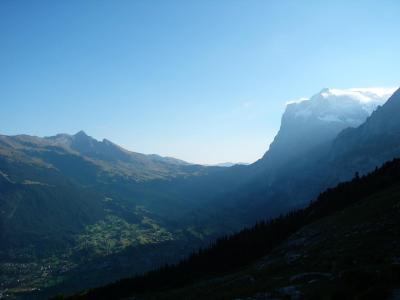 Uitzicht vanaf kleine Scheidegg naar Grosse Scheidegg met rechts Wetterhorn