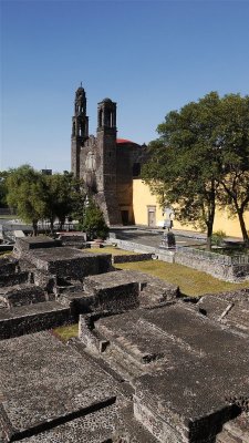 LA PLAZA DE LOS TRES CULTURAS