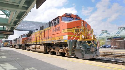 BNSF 4460 Passing Auburn WA