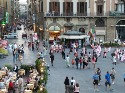 The flag procession leaves Piazza Signoria