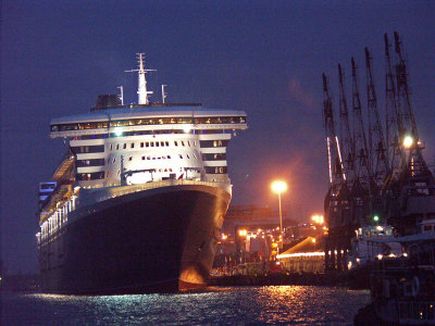  QM2 docked in Cochin