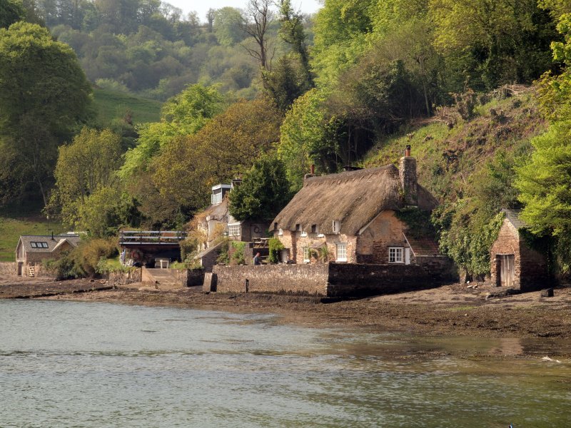 THATCHED COTTAGE ON THE RIVER DART DITTISHAM  DEVON