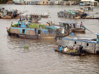 TRANSFERRING FOOD FROM BARGES TO LOCAL BOATS
