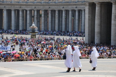 71 ROME, Vatican, Piazza San Pietro
