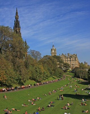 PRINCESS STREET GARDENS  AND SCOTT MEMORIAL