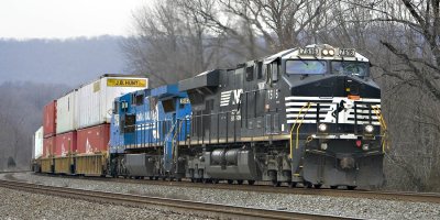 NS 22W rounds the bend in Cove, Pennsylvania