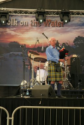 (including an electronic Bagpipe band)