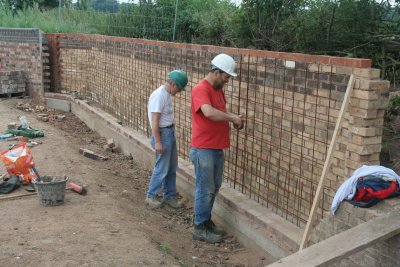 The main job for the weekend was to continue the towpath side wing wall above lock 26, here we are fixing the cavity mesh