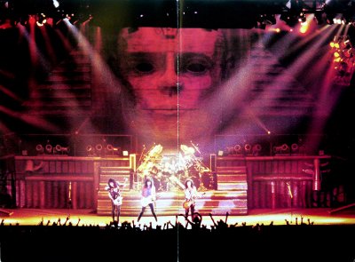 16 Kiss Hot in The Shade Tour Book_Page_02.jpg
