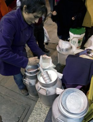Venta ambulante de leche fresca en Cajamarca, Per