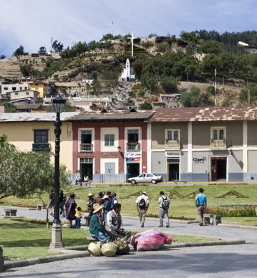 Pza. de Armas de Cajamarca, al fondo el cerro de Sta. Apolonia