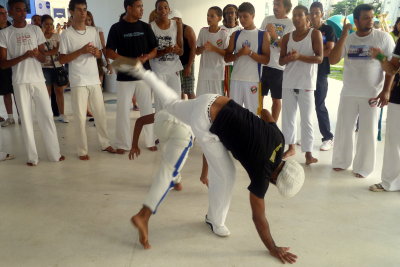 CAPOEIRA NO PARQUE DONA LINDU  P1050194.JPG