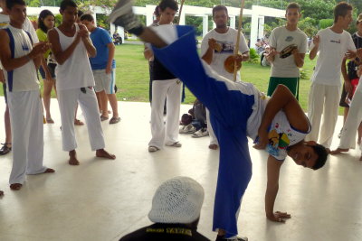 CAPOEIRA NO PARQUE DONA LINDU  P1050197-1.JPG