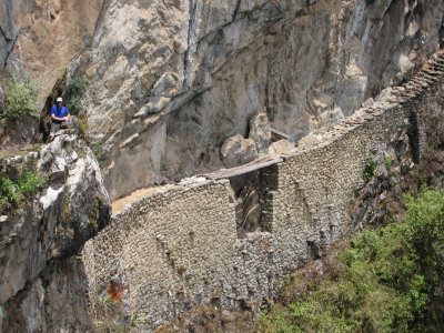 Narrow bridge Machu Picchu Peru.jpg