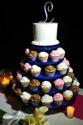 Blue cupcake tree with wedding cake topper. Photo by Cecilia Dumas
