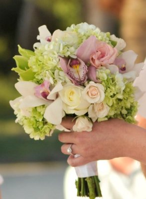 White, pink and green bouquet. Photo by Cecilia Dumas