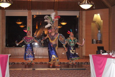Folkloric show dancers